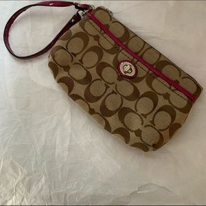 😊Coach wristlet signature logo